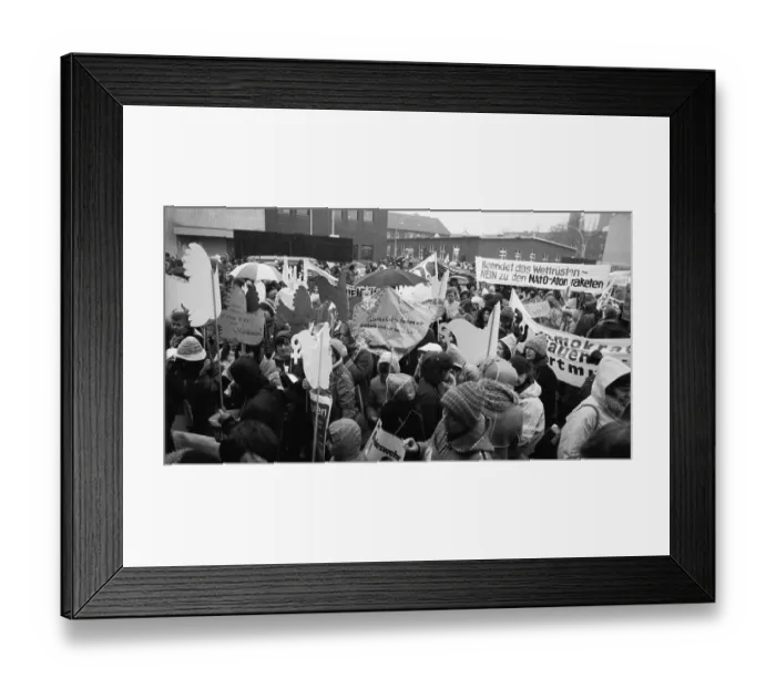 Framed Print : Several thousand woman and some men