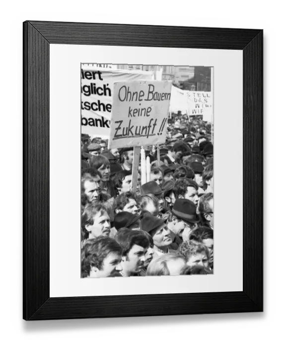 Framed Print : 25, 000 farmers protest on Bonn's market square