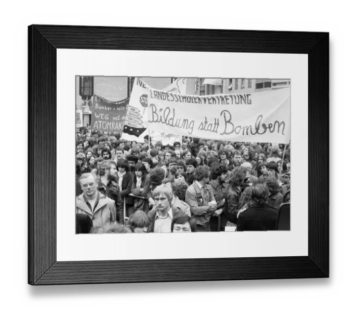 Framed Print : 25, 000 called by the peace movement demonstrated against new nuclear missiles Framed Print : 25, 000 called by the peace movement demonstrated against new nuclear missiles