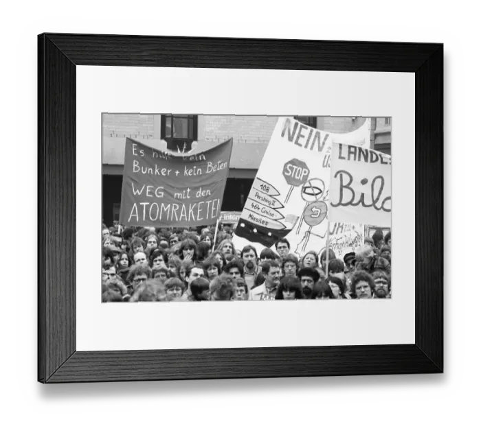 Framed Print : 25, 000 called by the peace movement demonstrated against new nuclear missiles