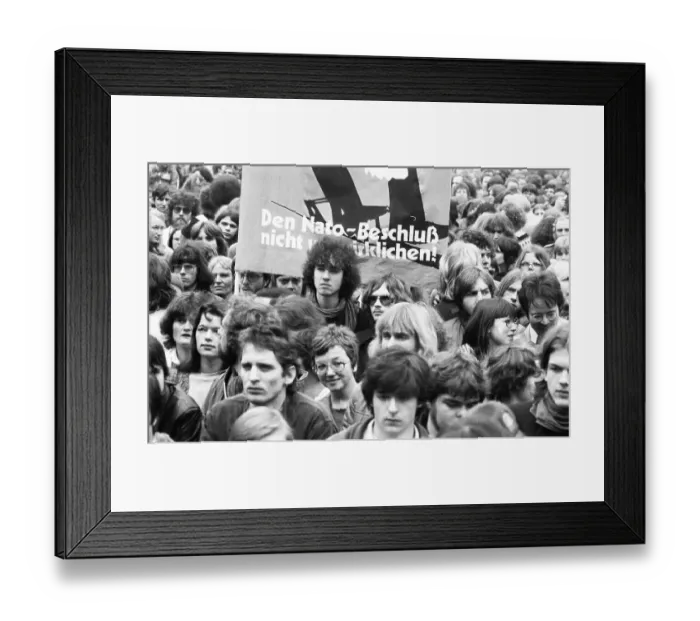 Framed Print : 25, 000 called by the peace movement demonstrated against new nuclear missiles Framed Print : 25, 000 called by the peace movement demonstrated against new nuclear missiles