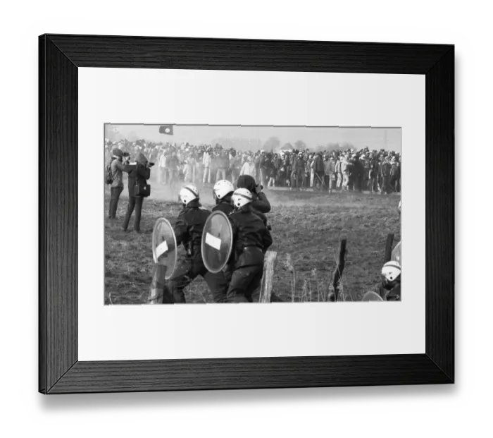 Framed Print : About 100, 000 demonstrators, peaceful and violent