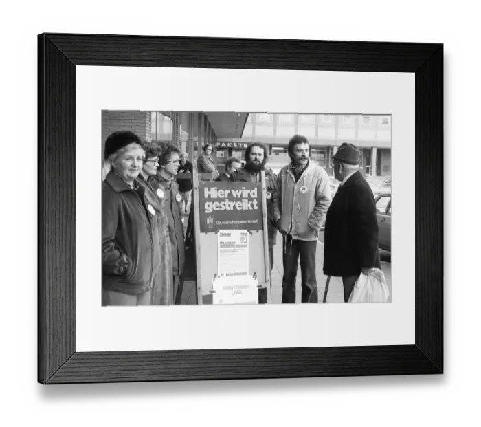 Framed Print : Pickets at the strike of the Bundespost during the wage dispute on 20 Framed Print : Pickets at the strike of the Bundespost during the wage dispute on 20