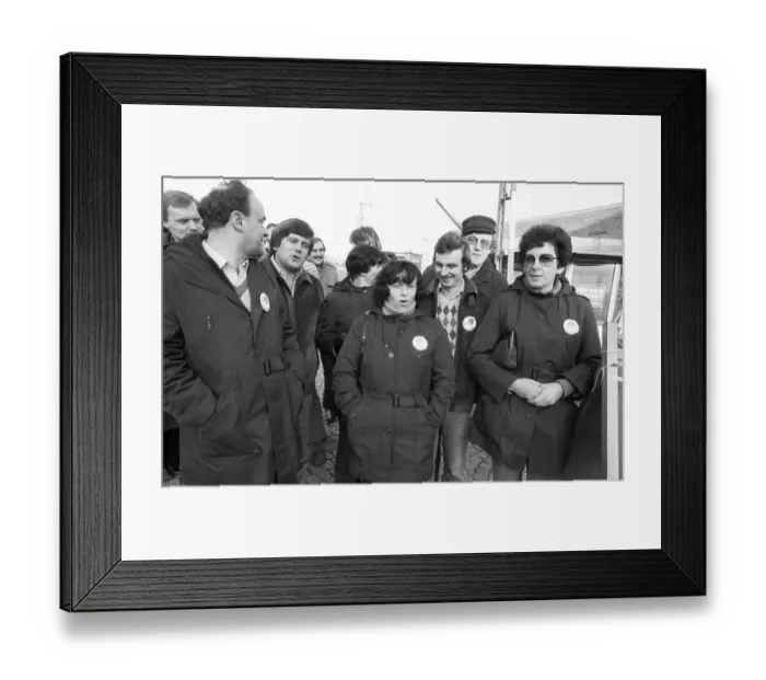 Framed Print : Pickets at the strike of the Bundespost during the wage dispute on 20