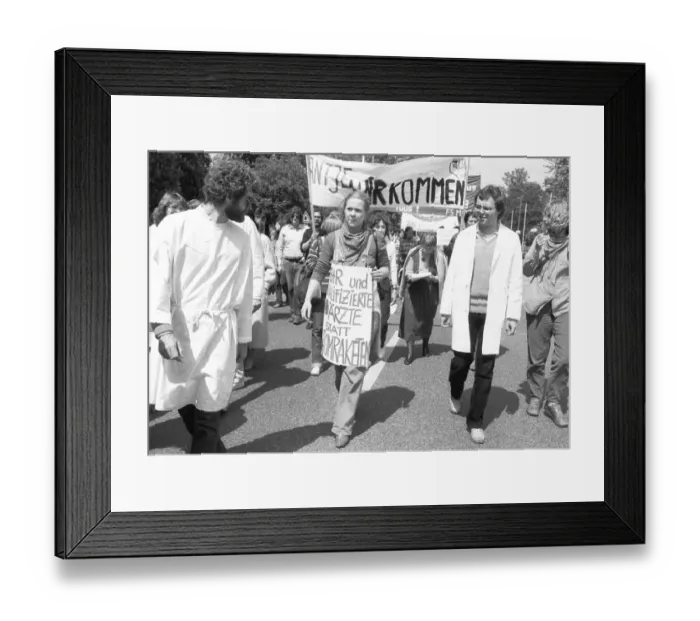 Framed Print : Several thousand medical students from all parts of the Federal Republic of Germany demonstrated against a failure rate Framed Print : Several thousand medical students from all parts of the Federal Republic of Germany demonstrated against a failure rate