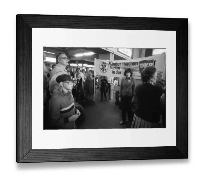 Framed Print : The DKP's own children's organisation Junge Pioniere sends children to the GDR for recreation