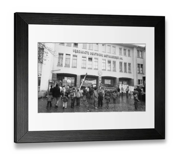 Framed Print : Workers at Vereinigte Deutsche Metallwerke AG (VDM)