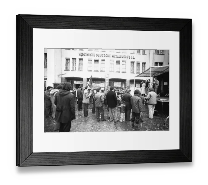 Framed Print : Workers at Vereinigte Deutsche Metallwerke AG (VDM)
