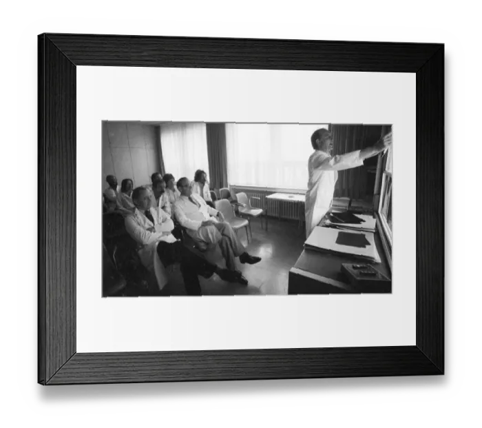 Framed Print : Everyday life at the General Hospital in October 1981