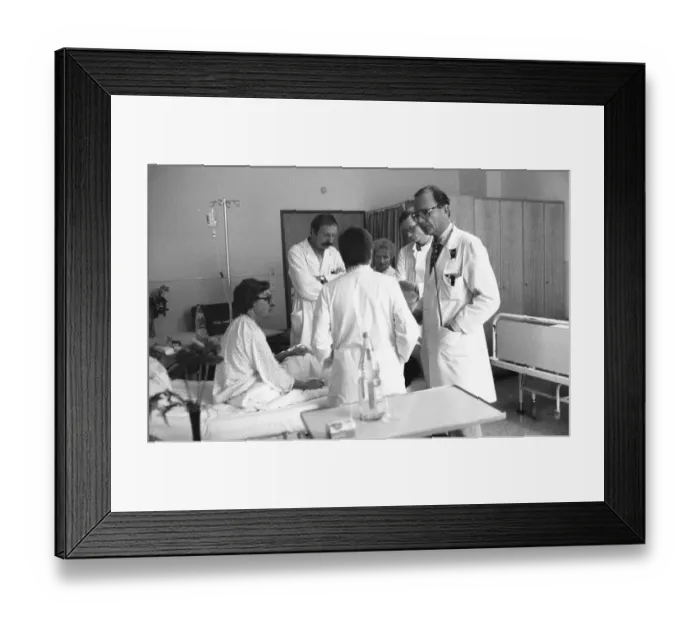 Framed Print : Everyday life at the General Hospital in October 1981