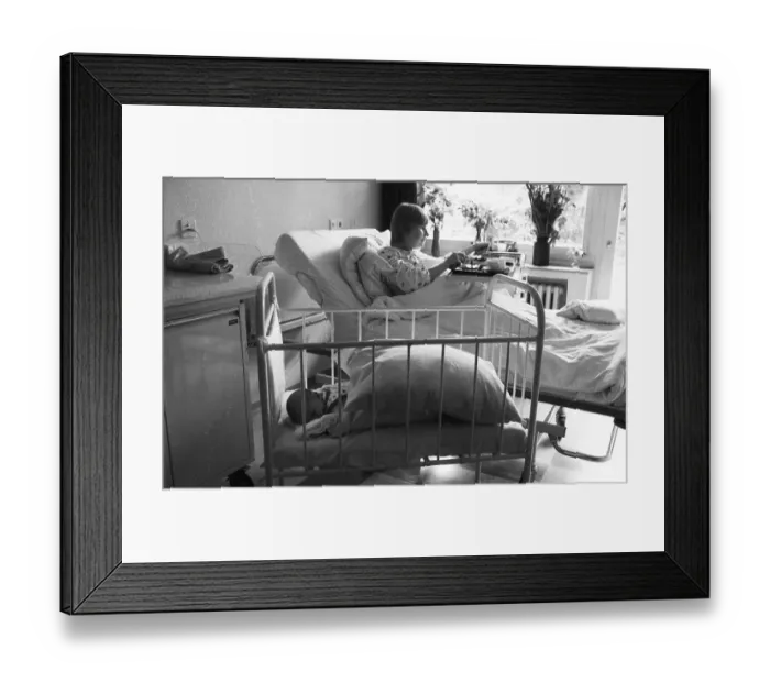 Framed Print : Everyday life at the General Hospital in October 1981