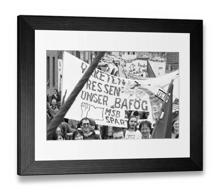 Framed Print : The demonstration of the peace movement against new nuclear missiles and the Natodoppel decision brought about 20