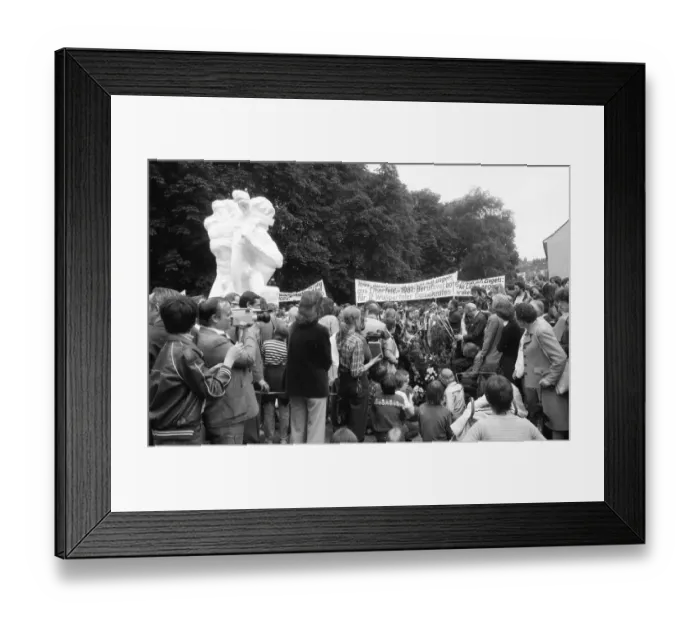 Framed Print : A sculpture Die Starke Linke in honour of Friedrich Engels by the Viennese sculptor Alfred Hrdlicka was unveiled in