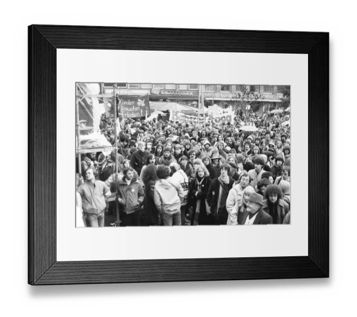 Framed Print : Peace movement demonstrates against missile bases despite heavy snowfall in December 1981