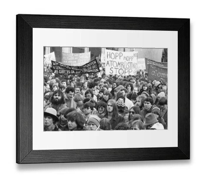 Framed Print : Peace movement demonstrates against missile bases despite heavy snowfall in December 1981