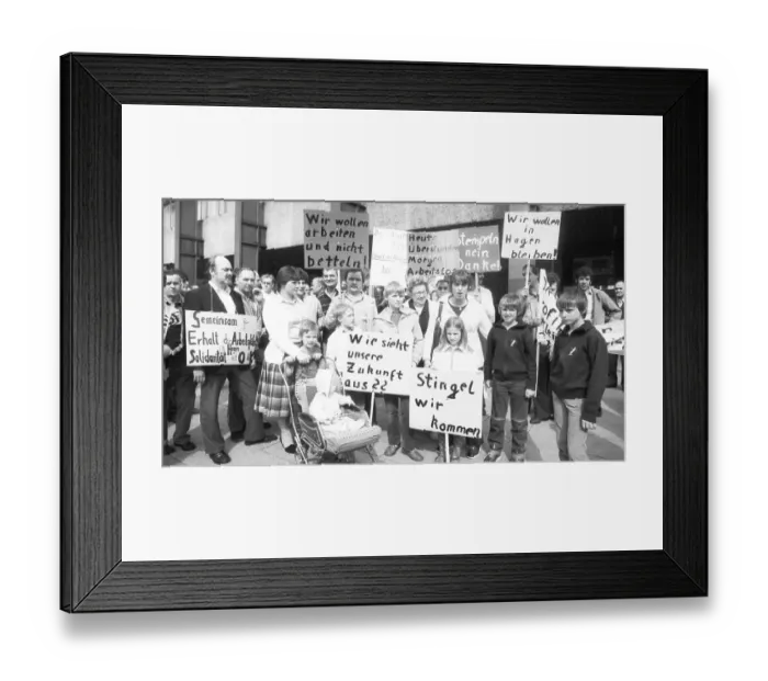Framed Print : Workers of the Orenstein & paddock company came together with family members