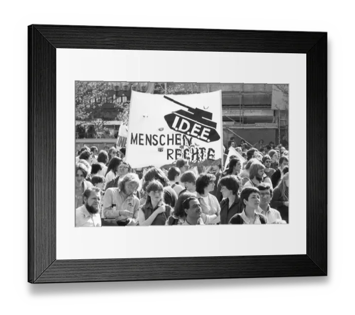 Framed Print : 20, 000 demonstrators called by the peace movement