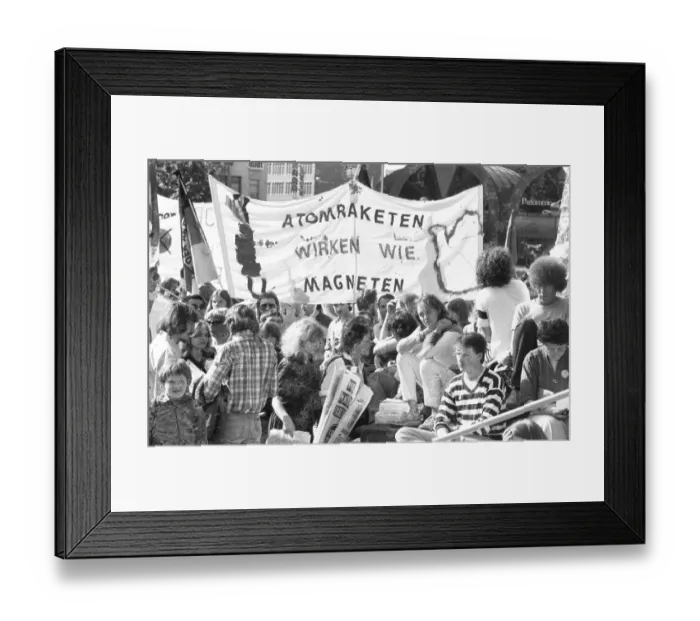 Framed Print : 20, 000 demonstrators called by the peace movement