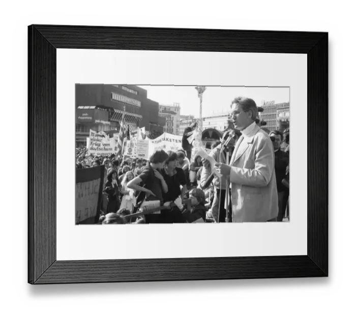 Framed Print : 20, 000 demonstrators called by the peace movement