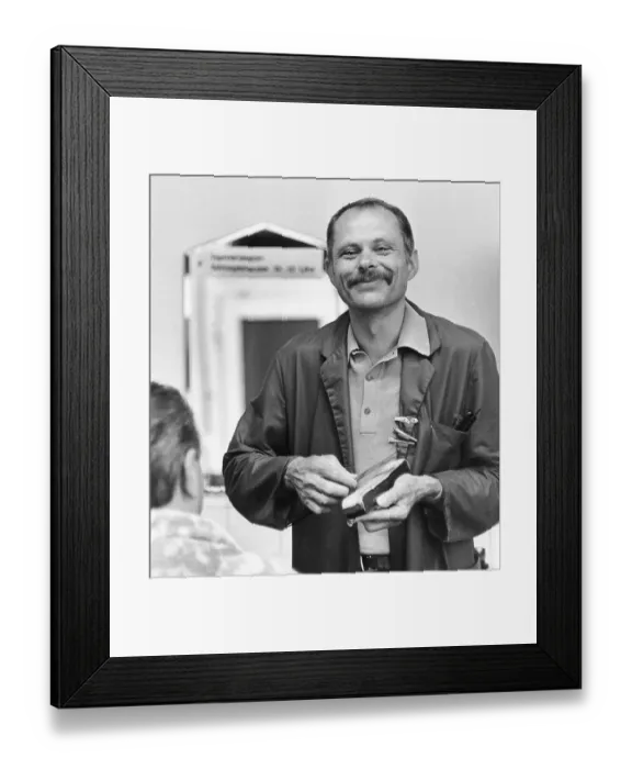 Framed Print : Barber, Leipzig, GDR, historical photo, 1975 Framed Print : Barber, Leipzig, GDR, historical photo, 1975