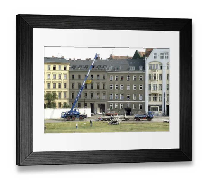 Framed Print : Fall of the Berlin Wall: demolition of the Wall in Berlin-Kreuzberg Framed Print : Fall of the Berlin Wall: demolition of the Wall in Berlin-Kreuzberg