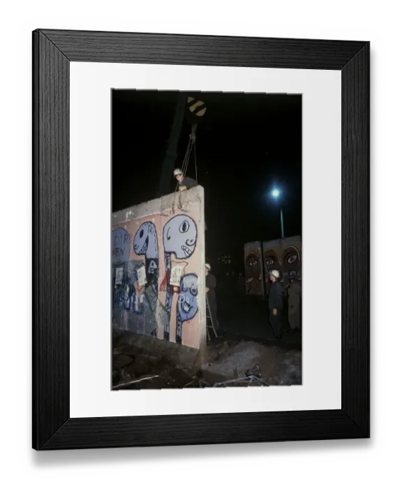 Framed Print : Fall of the Berlin Wall, demolition of the Wall in Berlin-Kreuzberg Framed Print : Fall of the Berlin Wall, demolition of the Wall in Berlin-Kreuzberg