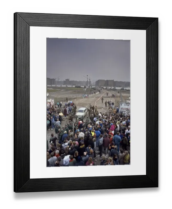 Framed Print : Fall of the Berlin wall, cars and pedestrians crossing the new border crossing at Potsdamer Platz