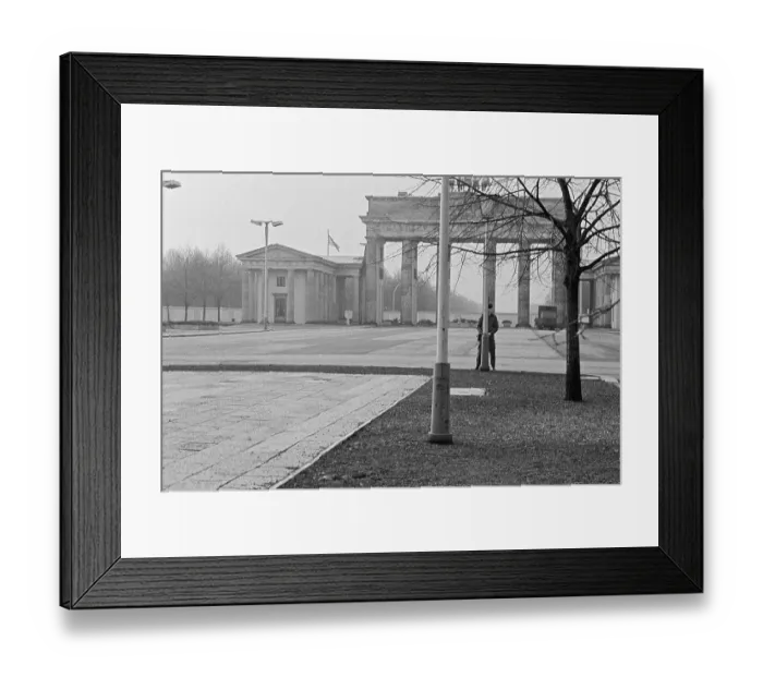 Framed Print : Border guard in front of the Brandenburg Gate