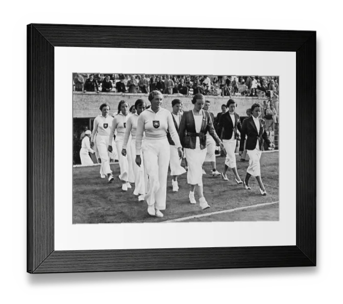 Framed Print : Swimming, the winning swimmers of the Women's relay of Holland (centre)