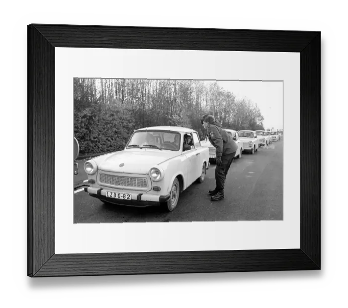 Framed Print : Open inner-German border between Lower Saxony and the district of Erfurt