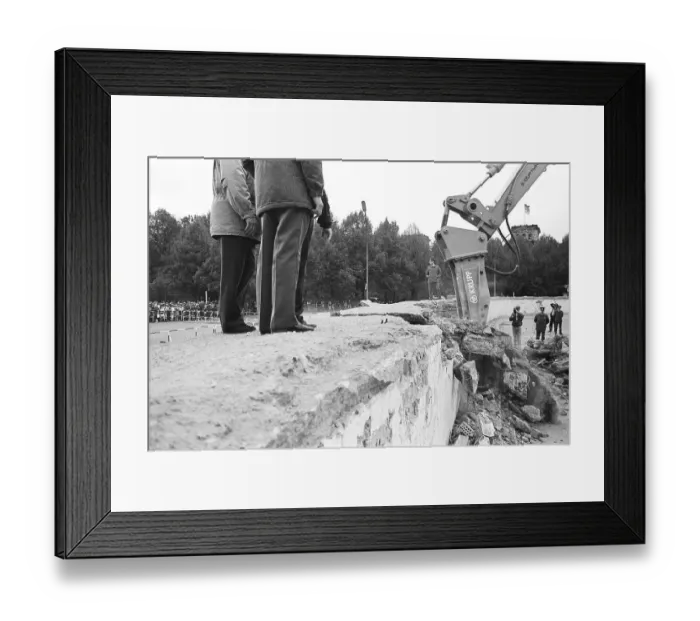 Framed Print : The start of the demolition of the Berlin Wall at the Brandenburg Gate Framed Print : The start of the demolition of the Berlin Wall at the Brandenburg Gate