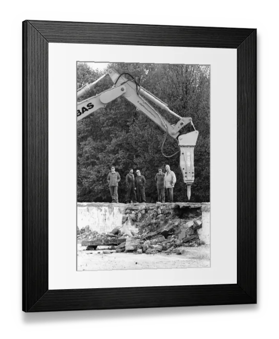 Framed Print : The start of the demolition of the Berlin Wall at the Brandenburg Gate
