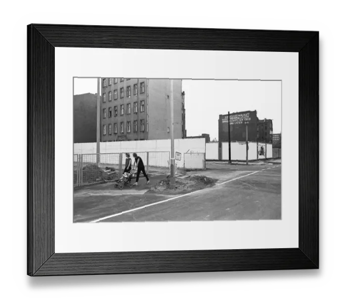 Framed Print : Remains of the Berlin Wall at the Kopenickerstrasse road corner Engeldamm