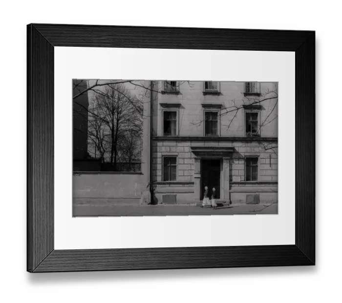 Framed Print : GDR, Berlin, 17. 4. 1988, two nuns at the old people's home on Koppenplatz on their way to Hedwig's Hospital Framed Print : GDR, Berlin, 17. 4. 1988, two nuns at the old people's home on Koppenplatz on their way to Hedwig's Hospital