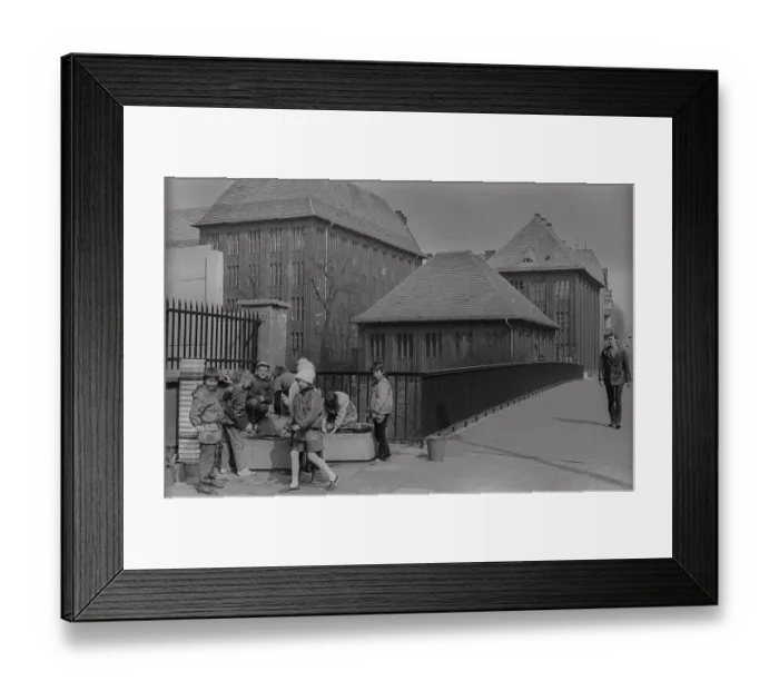 Framed Print : GDR, Berlin, 30. 3. 1988, School in Dunckerstrasse Framed Print : GDR, Berlin, 30. 3. 1988, School in Dunckerstrasse