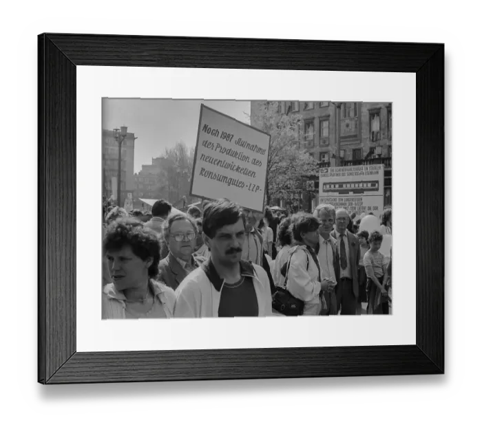 Framed Print : GDR, Berlin, 01. 05. 1987, 1. May rally 1987 on Karl-Marx-Allee Framed Print : GDR, Berlin, 01. 05. 1987, 1. May rally 1987 on Karl-Marx-Allee