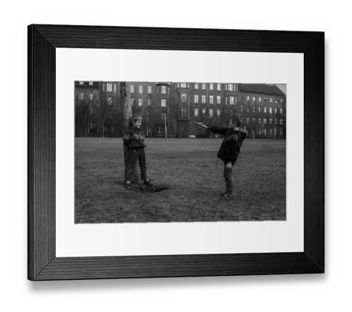 Framed Print : GDR, Berlin, 25. 03. 1986, shooting in Monbijou Park