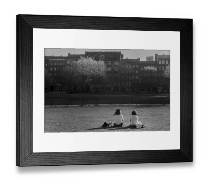 Framed Print : GDR, Berlin, 01. 05. 1986, couple in Heine Park (Am Weinbergsweg)