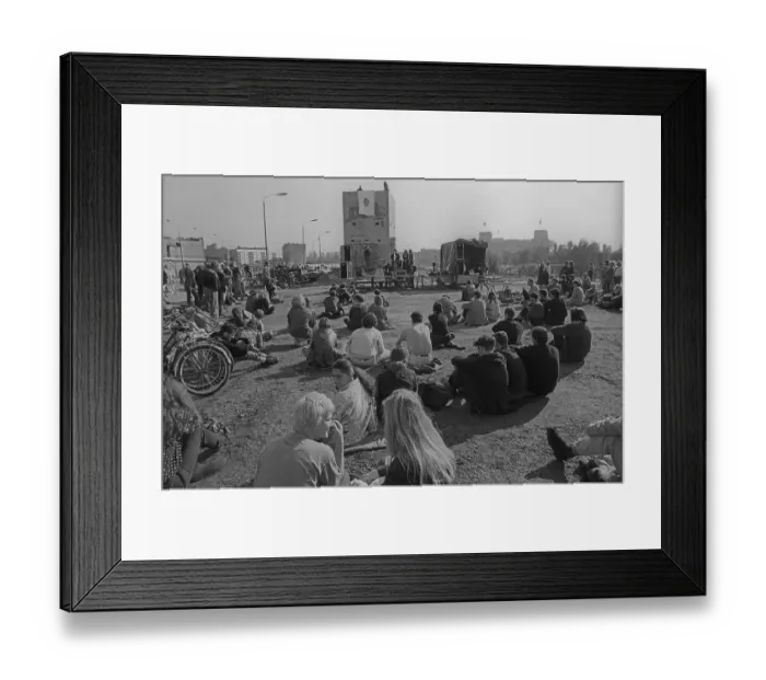 Framed Print : GDR, Berlin, 03. 10. 1990, Foundation of the Autonomous Republic of Utopia at the watchtower at the Spreebogen Framed Print : GDR, Berlin, 03. 10. 1990, Foundation of the Autonomous Republic of Utopia at the watchtower at the Spreebogen