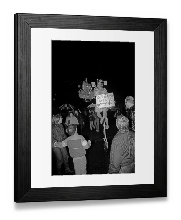 Framed Print : GDR, Berlin, 22. 12. 1989, opening of the Brandenburg Gate (at the Brandenburg Gate the Wall is opened)