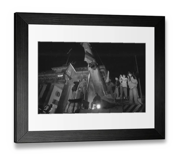 Framed Print : GDR, Berlin, 22. 12. 1989, opening of the Brandenburg Gate (at the Brandenburg Gate the Wall is opened)