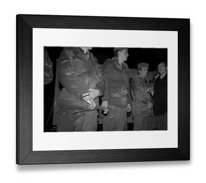 Framed Print : GDR, Berlin, 22. 12. 1989, opening of the Brandenburg Gate (the Wall is opened at the Brandenburg Gate) Framed Print : GDR, Berlin, 22. 12. 1989, opening of the Brandenburg Gate (the Wall is opened at the Brandenburg Gate)