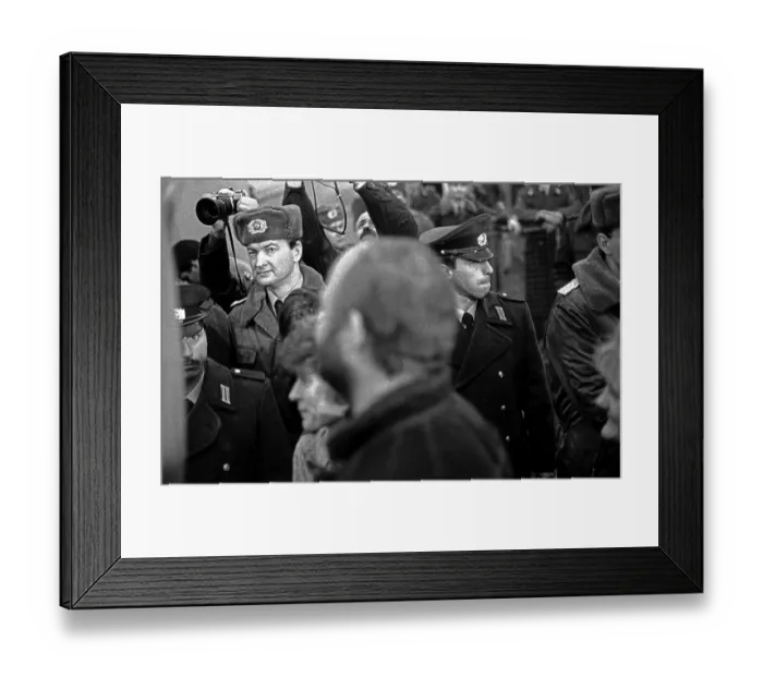 Framed Print : GDR, Berlin, 22. 12. 1989, opening of the Brandenburg Gate (at the Brandenburg Gate the Wall is opened)