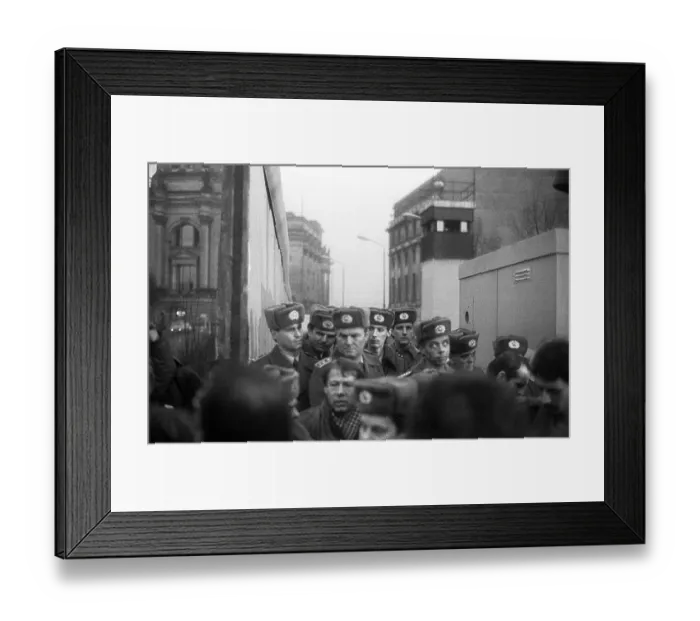 Framed Print : GDR, Berlin, 22. 12. 1989, opening of the Brandenburg Gate (at the Brandenburg Gate the Wall is opened)