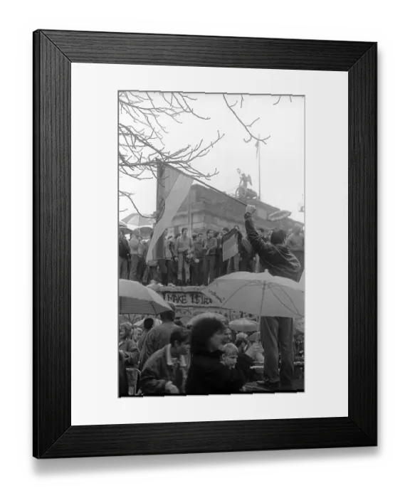 Framed Print : GDR, Berlin, 22. 12. 1989, opening of the Brandenburg Gate (at the Brandenburg Gate the Wall is opened)