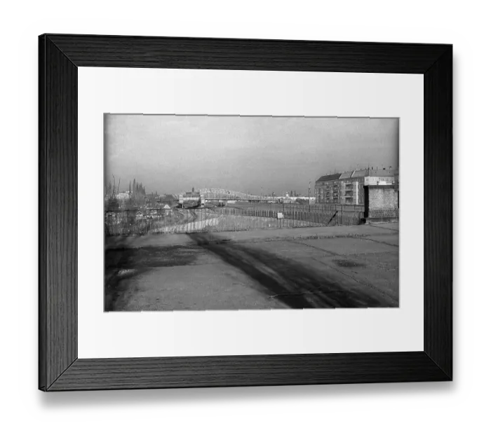 Framed Print : GDR, Berlin, 04. 02. 1990, Behmstrassenbruecke