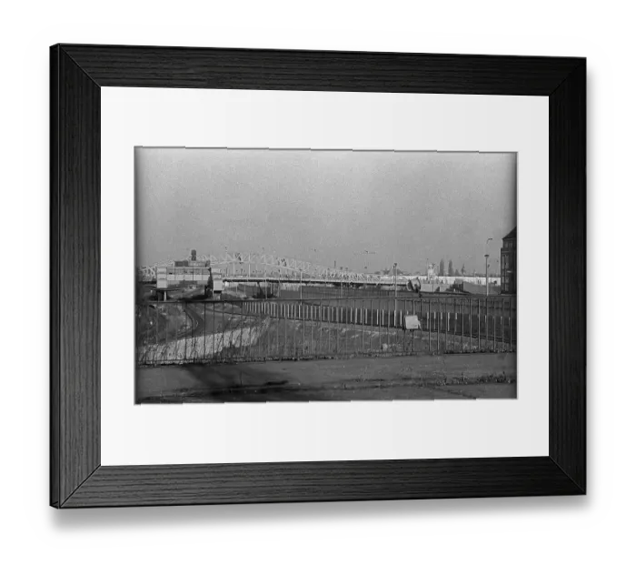Framed Print : GDR, Berlin, 04. 02. 1990, Behmstrassenbruecke