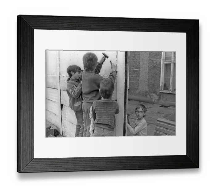 Framed Print : GDR, Berlin, 28 April 1990, children on the Wall strip between the walls on Bernauer Strasse