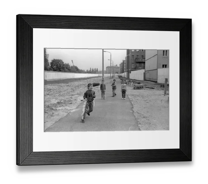 Framed Print : GDR, Berlin, 28 April 1990, children on the Wall strip between the walls on Bernauer Strasse
