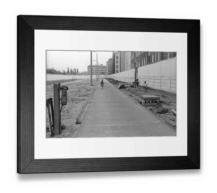 Framed Print : GDR, Berlin, 28 April 1990, children on the Wall strip between the walls on Bernauer Strasse